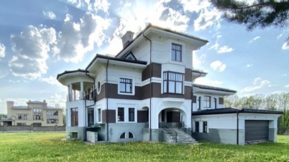 Дом в коттеджном поселке «Азарово», 944 кв.м., 58.5 сот. - продажа